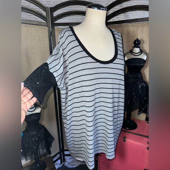 Karen Kane Top with Sequins on Dolman Arms Women’s Size Medium - Picture 1 of 9